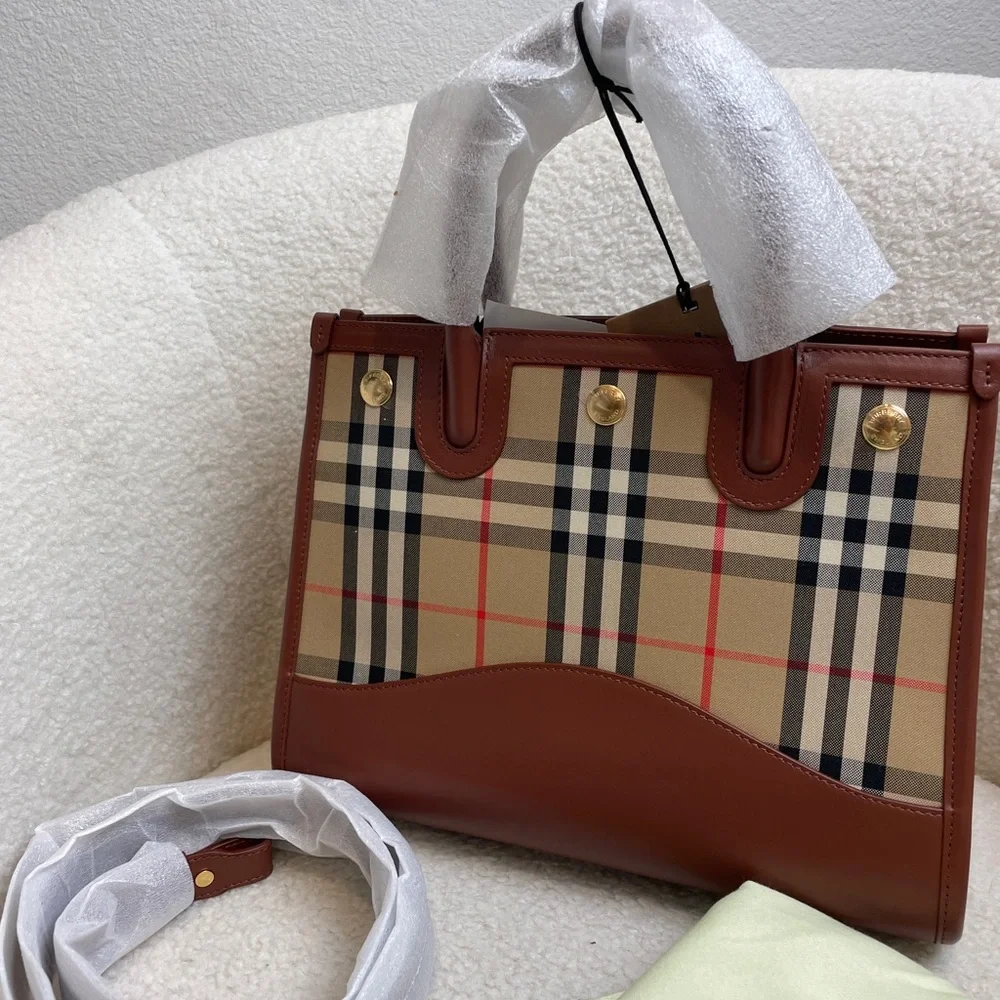 BURBERRY Two Way Baby Title Bag - Picture 2 of 8